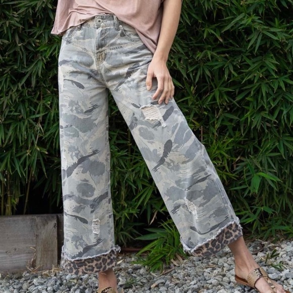 POL Pants - Size Medium POL Cam-Leo crop pants